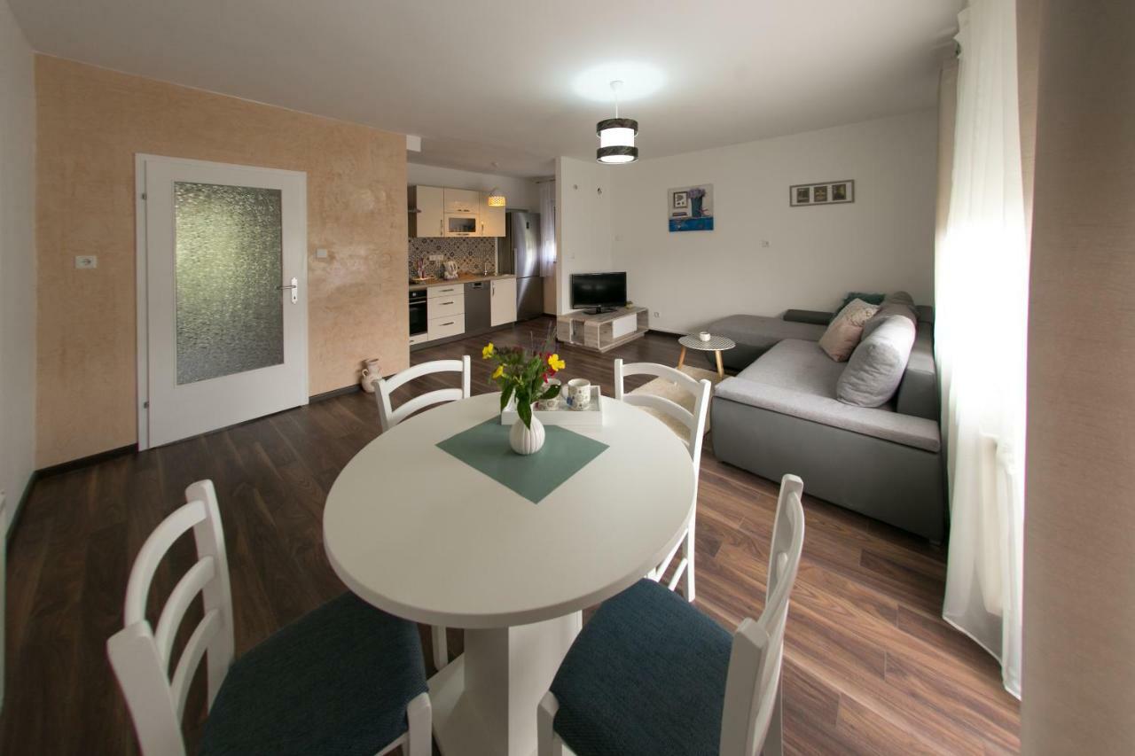 Apartman Maja Lägenhet Otočac Exteriör bild